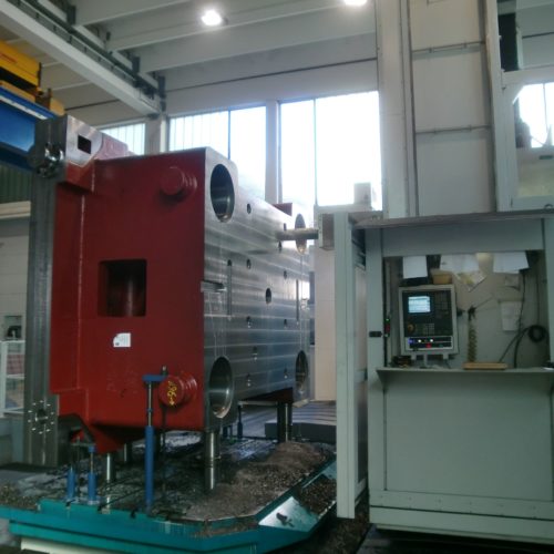Third-party mechanical machining: base and head for hot moulding equipment