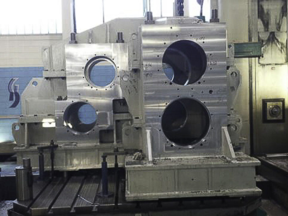 Gearbox housing for hot-rolling sheet steel