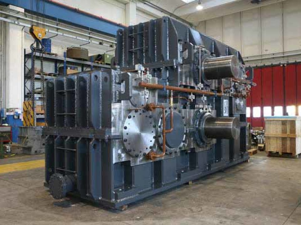 Twin drive hot aluminum rough-casting mill. 2 x 3,600 kW – 30 rpm – Roll center distance 1,300 mm