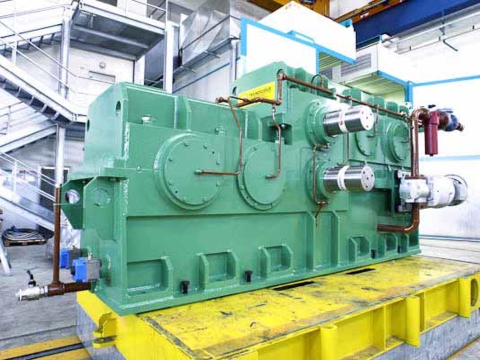 Twin drives for copper alloy mill main drive 2,700 kW –  67 rpm – Roll center distance 540 mm