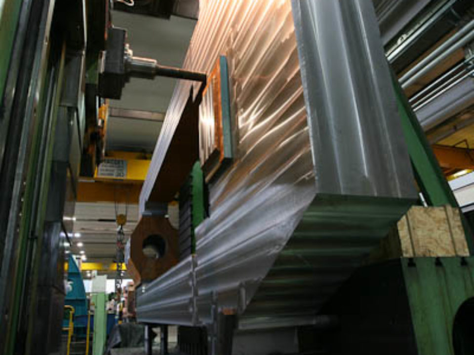 Diemechanische Bearbeitung der Ständer erfolgt auf CNC-Werkzeugmaschinen der jüngsten Generation mit bis zu 5 gesteuerten Achsen.