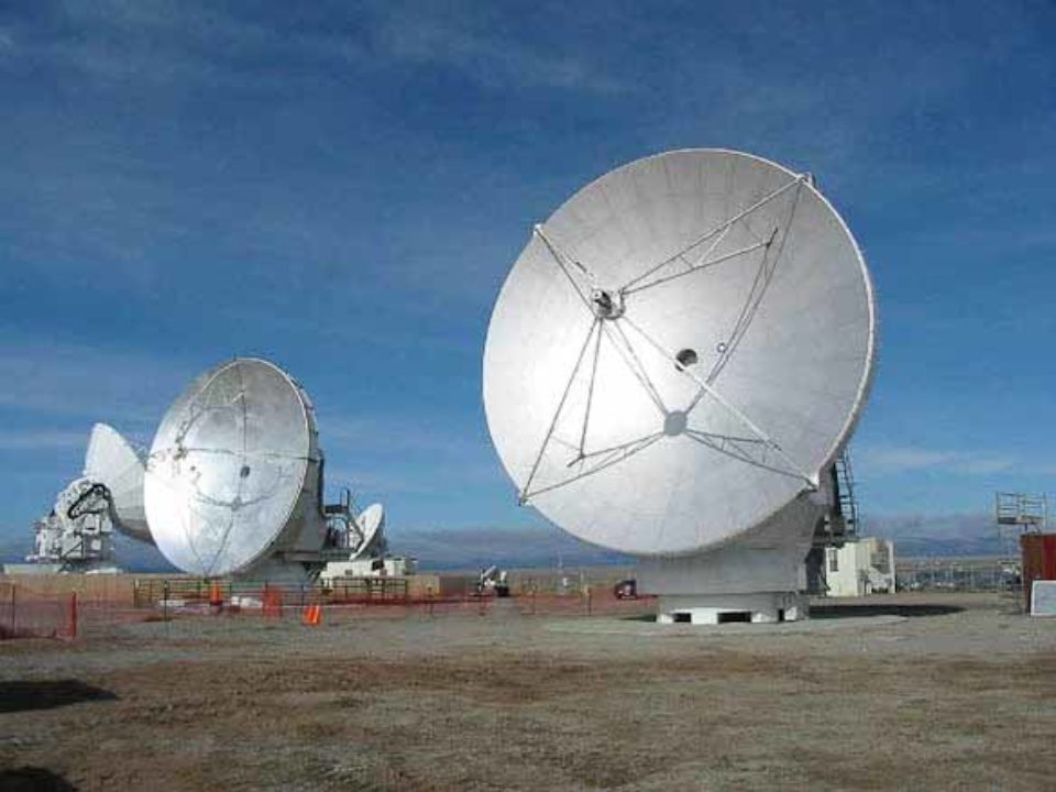 Prototypen von Radioteleskopen für die Weltraumforschung im Millimeter-Radiofrequenzbereich am Observatorium Socorro – Neu Mexiko, USA.
