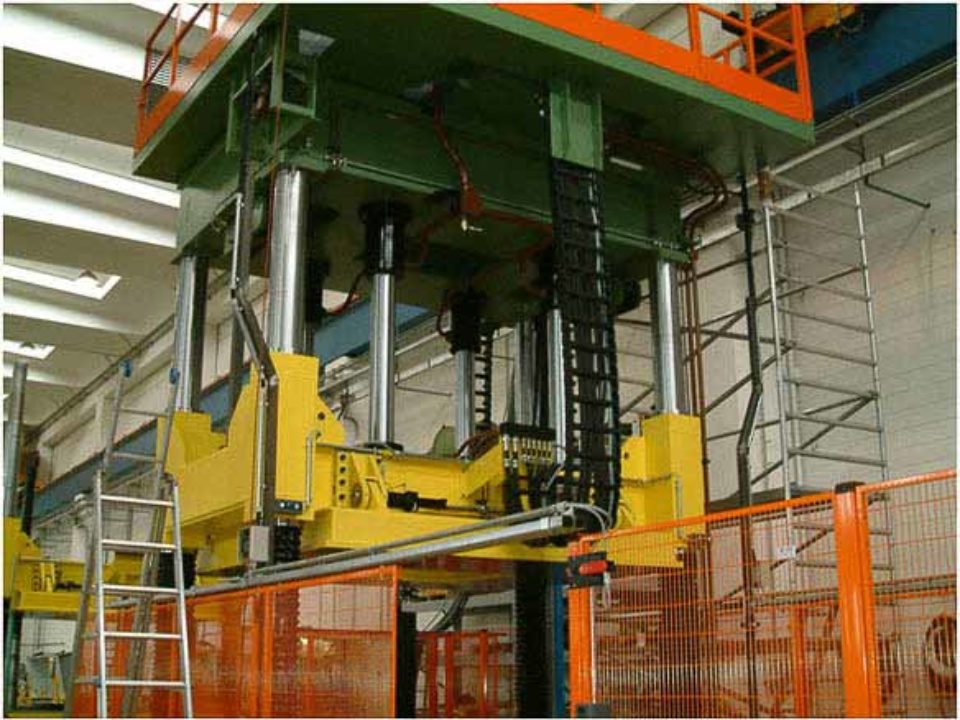 Konstruktion und Bau von hydraulischen Pressen einschließlich der Hilfseinrichtungen
